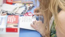 Autrice qui dédicace son livre 